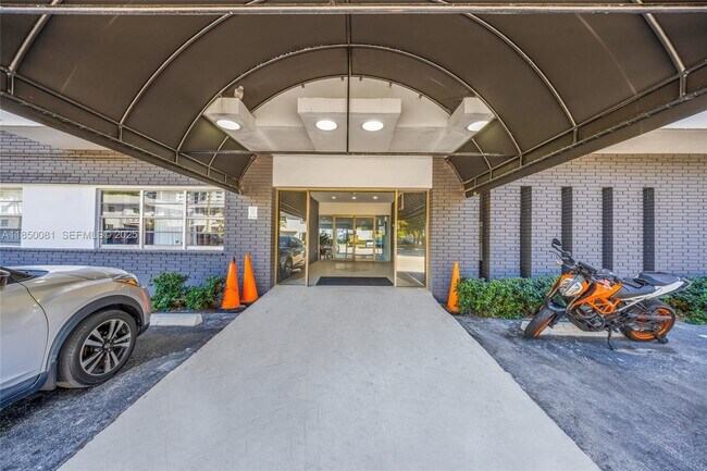 Building Photo - 1880 S Treasure Dr