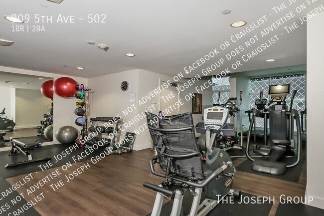 Building Photo - 909 5th Ave