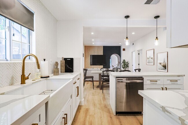 Building Photo - Chic Fully Renovated Luxury Home in the Burbank Hills!