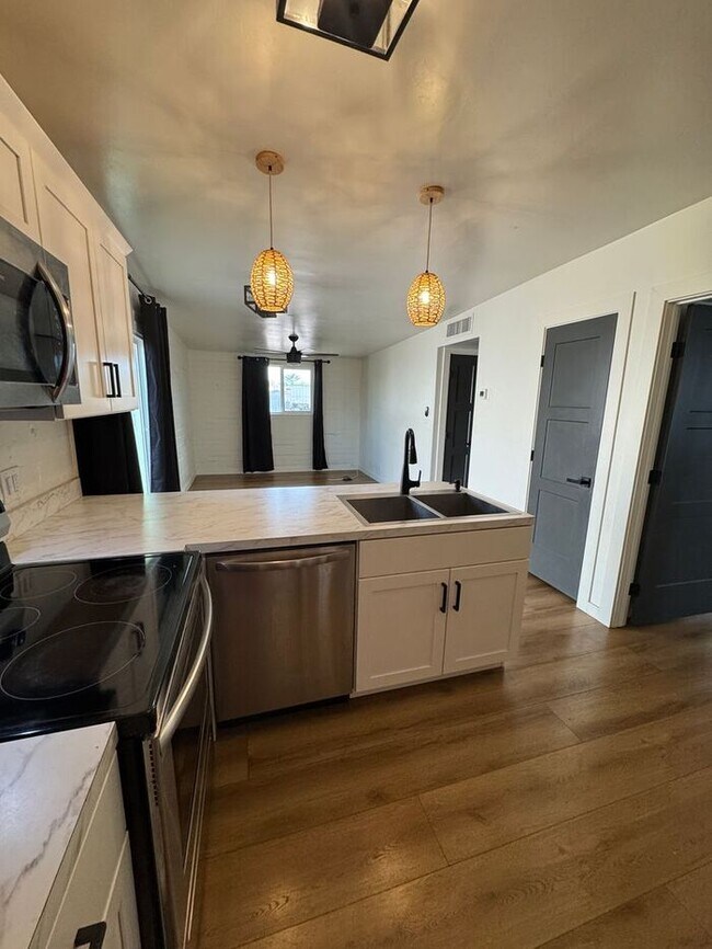 Building Photo - 205 W 25th St