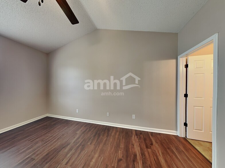 Building Photo - 5425 Wood Hollow Dr