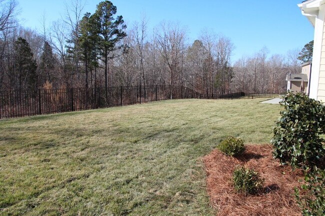 Building Photo - Beautiful move-in ready located in the Mil...