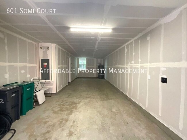 Building Photo - 601 Somi Ct