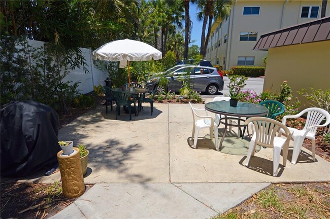 Building Photo - 4700 Cove Cir