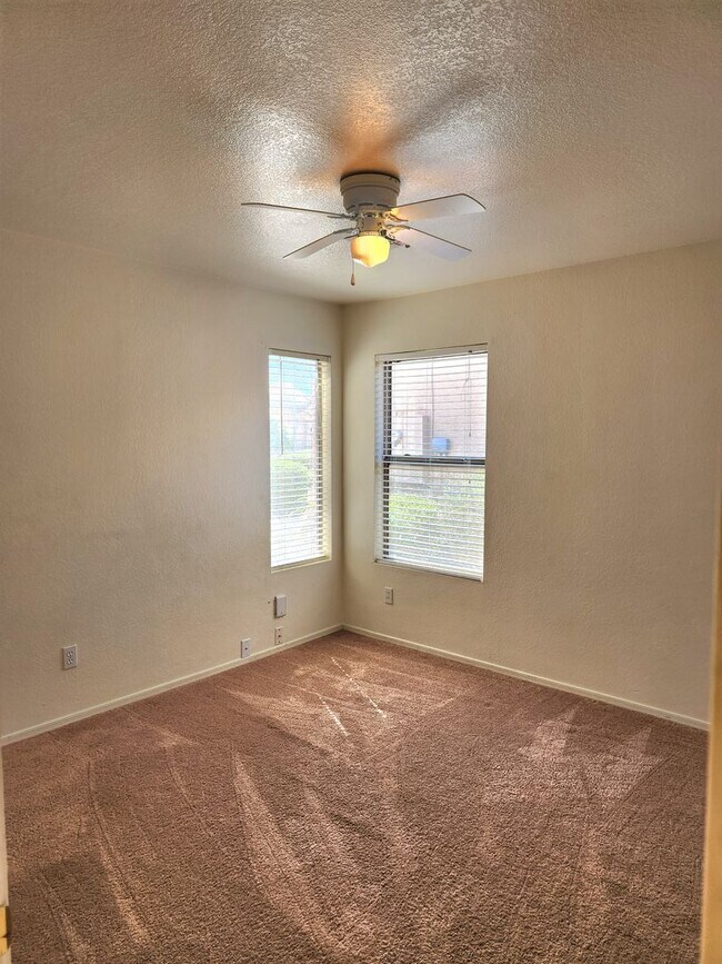 Building Photo - Beautiful 3 Bed/2 Bath with Pool!