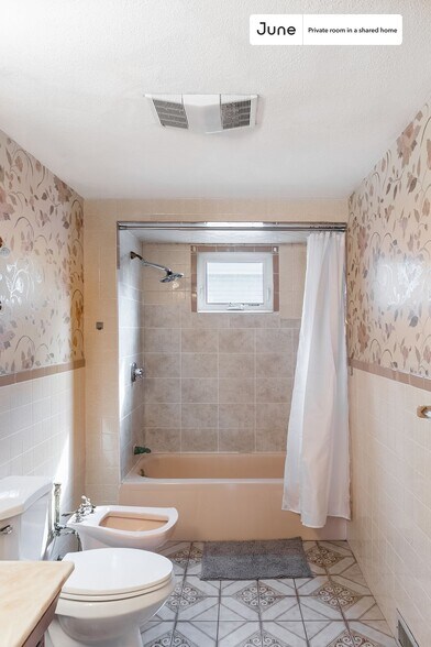 Building Photo - Room in Shared 6 bed/1.5 bath home