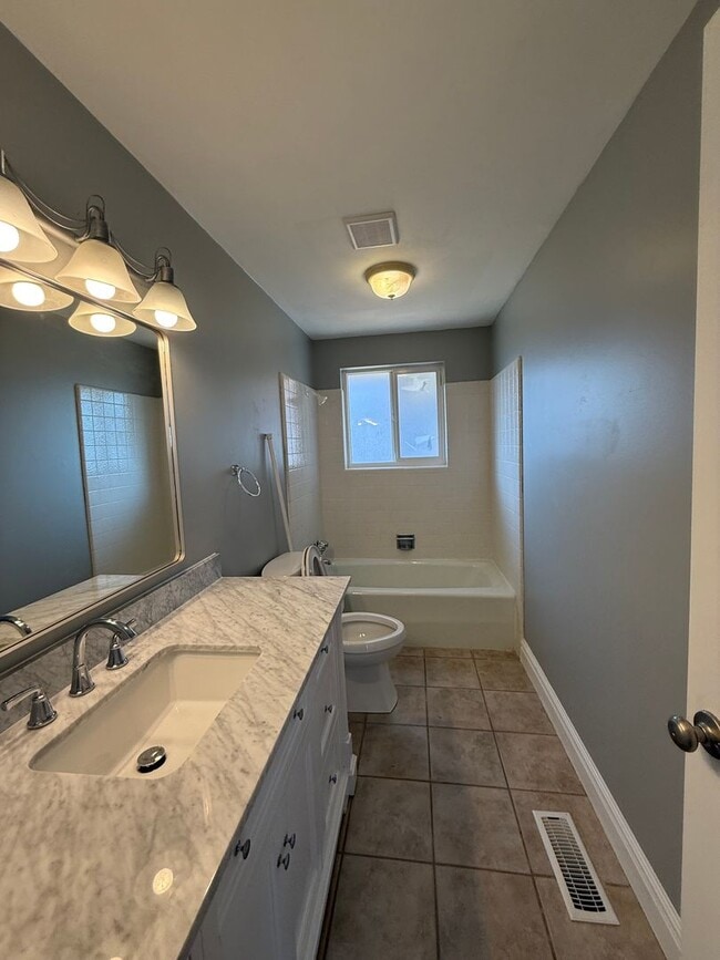 Building Photo - Remodeled 5 bedroom home near Bountiful ridge golf course