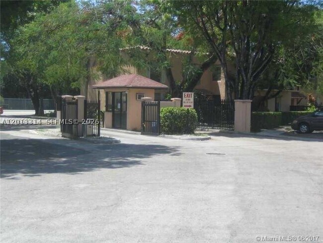 Building Photo - 10794 N Kendall Dr