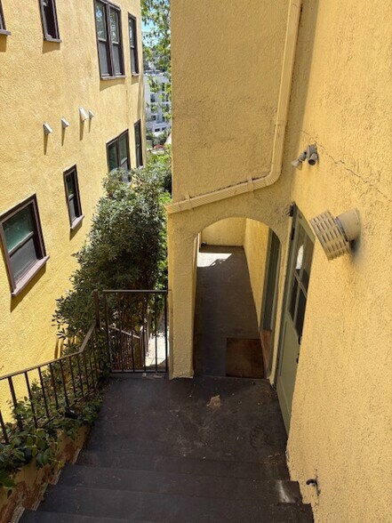 Building Photo - 3266 1/2 W Descanso Dr