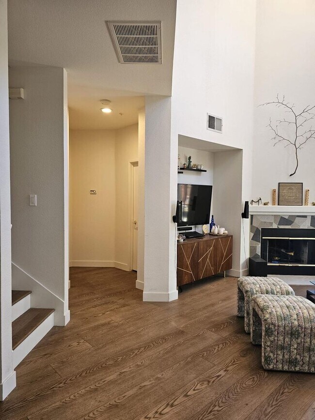 Building Photo - Modern 3BD/3BA Townhouse in Prime Union Ci...