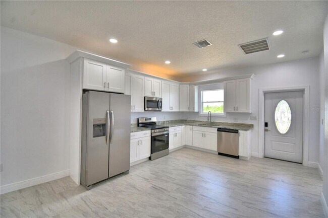 Building Photo - 7951 Sarasota Dr