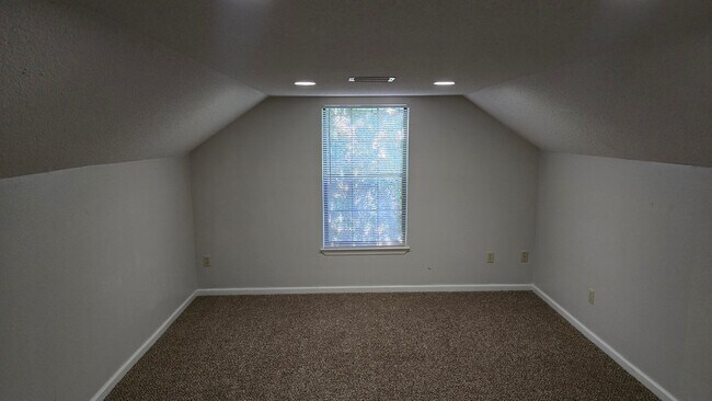 Building Photo - Beautiful Large home off of Mahan