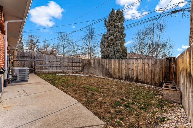 Building Photo - Littleton Townhome, Large Recently Renovat...