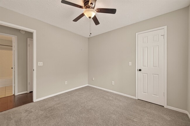 Building Photo - 27 Lush Meadow Pl