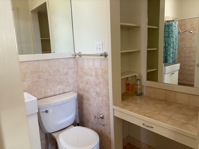 Building Photo - Lovingly Maintained 3 Bed, 2 Bath Home in the Circles