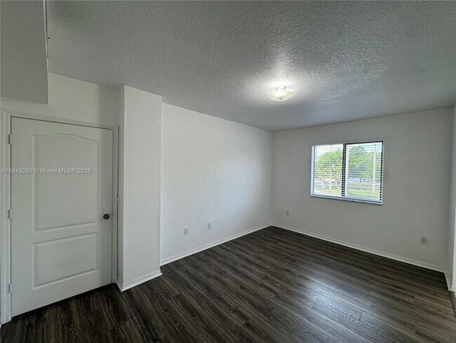 Building Photo - 9300 Fontainebleau Blvd