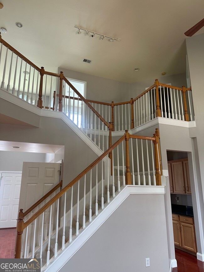 Building Photo - 711 Pine Grove Cir