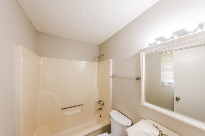 Building Photo - 811 10th Way