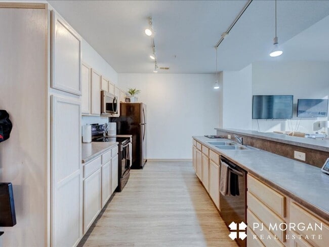 Building Photo - Great downtown location!