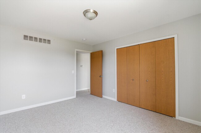 Building Photo - 1304 Riversedge Dr