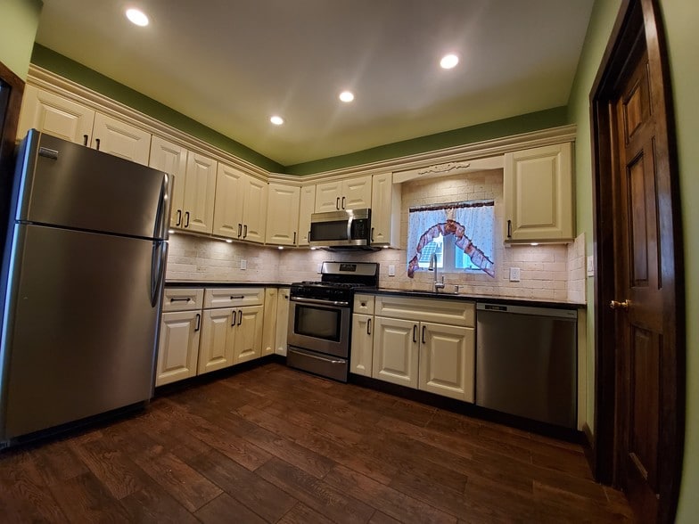 Kitchen with gas stove, granite countertop - 78 S Carll Ave