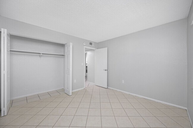 Building Photo - Spacious 2 Bed-1Bath apartment with Pool!