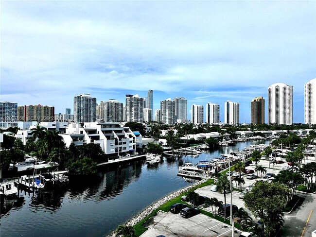 Building Photo - 400 Kings Point Dr