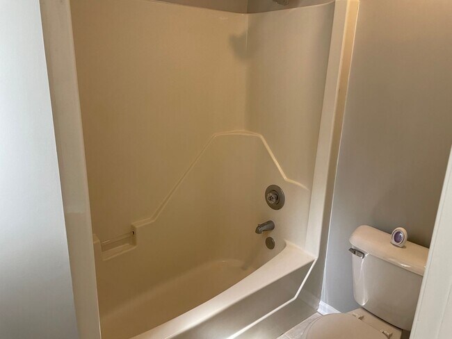 Building Photo - 3 bedroom/2 bathroom home with one-car gar...