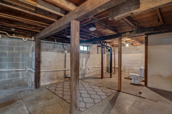 Building Photo - 526 8th Ave S