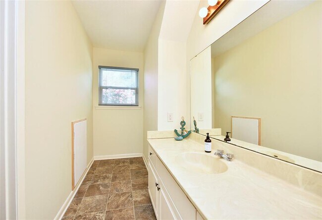 Building Photo - 1811 Laurel Oaks Dr