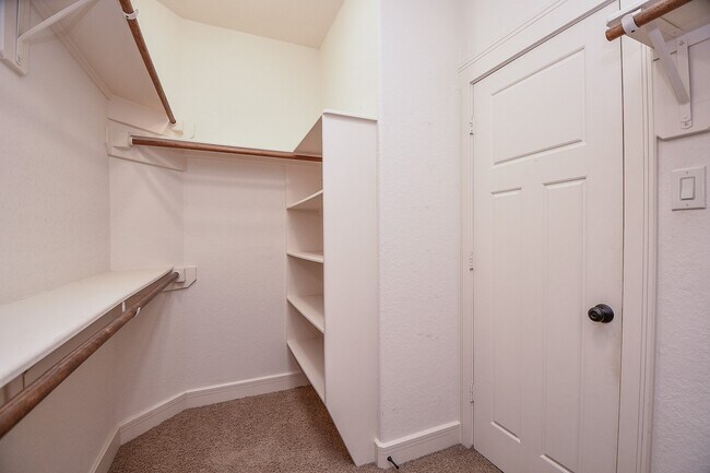 Building Photo - 5615 Kiam St