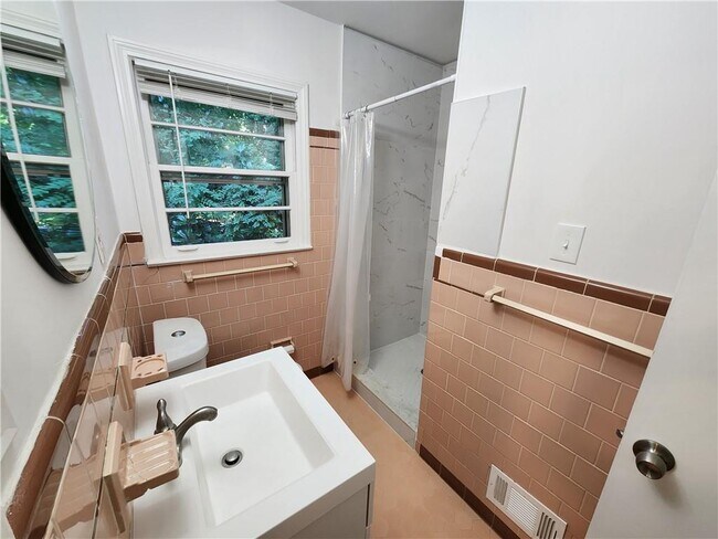 Building Photo - 2294 Clairmont Rd