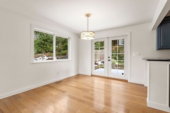 Building Photo - Beautiful 3 bed/2.5 bath Split Level Home – Close to Boeing & The Landing