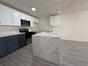 Building Photo - Nicely Remodeled Downstairs Unit