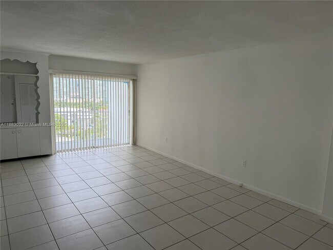 Building Photo - 400 Kings Point Dr