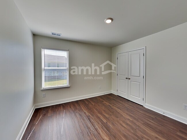 Building Photo - 678 Carnaby Ln