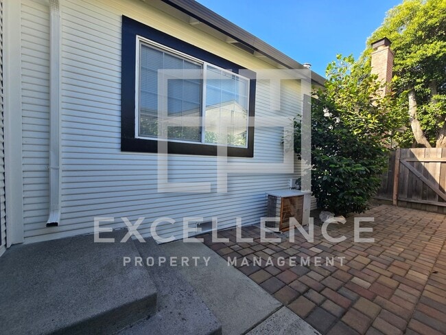 Building Photo - 4/2 House With Fireplace, Pets, Real Hardw...