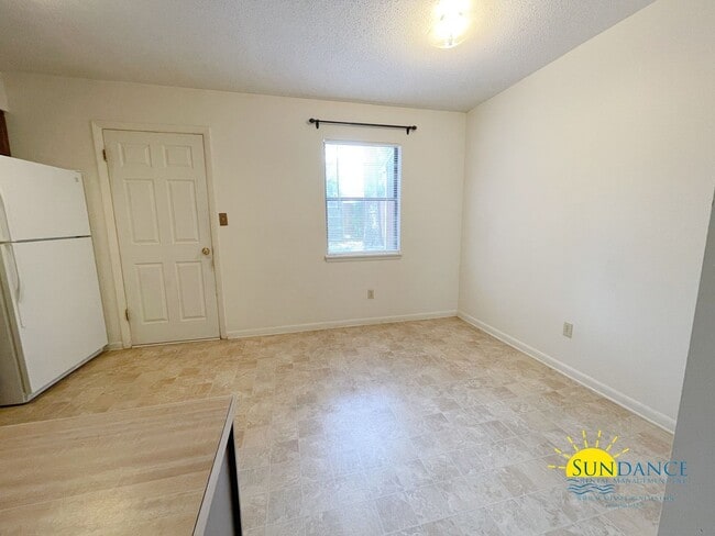 Building Photo - Great 2 Bedroom Townhouse Close to Both Bases