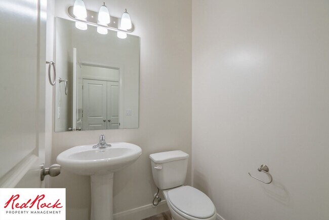 Building Photo - Stunning Spacious 3 Bedroom Unit