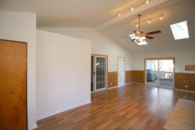 Building Photo - 460 E Thacker St