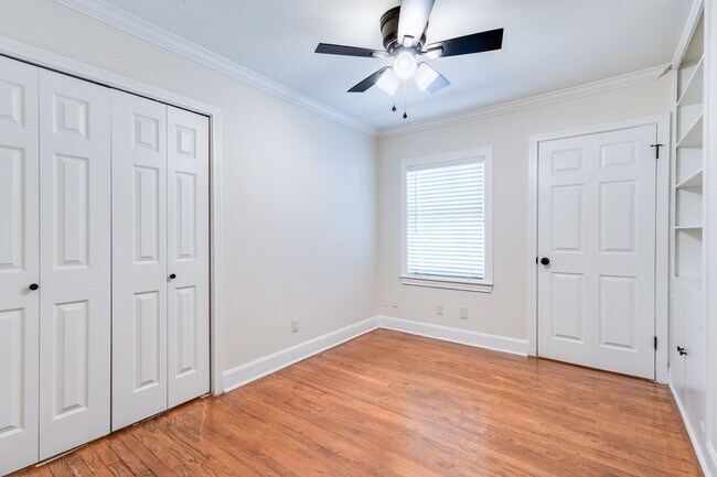 Building Photo - Charming 4 bedroom with Huge Outdoor Works...