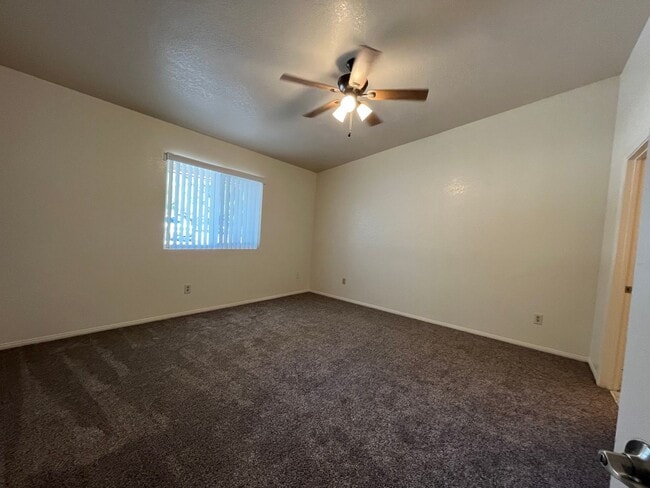 Building Photo - 3 Bedroom 2 Bath home in Hesperia Availabl...