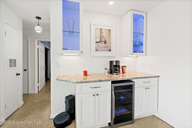 Building Photo - 300 Pelican Dr