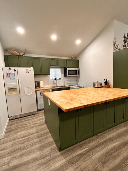 Building Photo - 826 Burton Ave