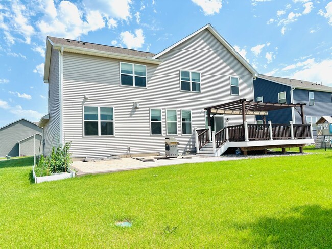 Building Photo - Stunning 5bed/3 1/2 bath Home in Shakopee!