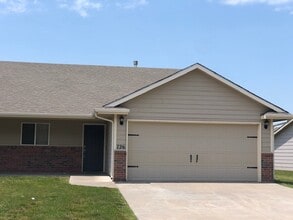 Building Photo - 726 Highland Ridge Dr