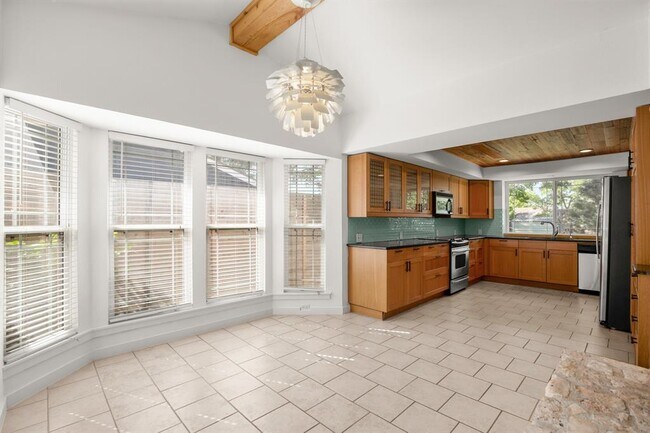 Building Photo - 2401 Stone River Dr