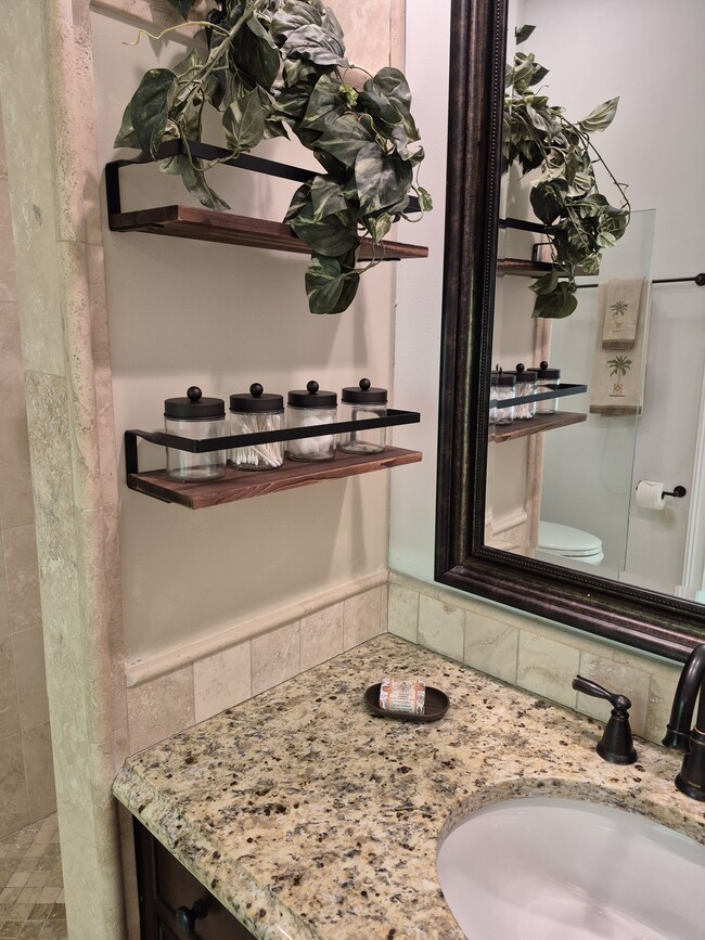 Elegant travertine bathroom - 21 Fernlakes Dr