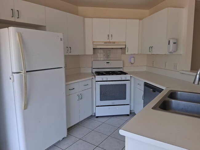 Building Photo - 3 bdroom, 2.5 bath