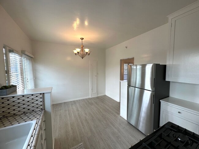 Building Photo - Vintage Style 1+1 - New Kitchen Appliances, Plank Floors, Balcony, pet friendly